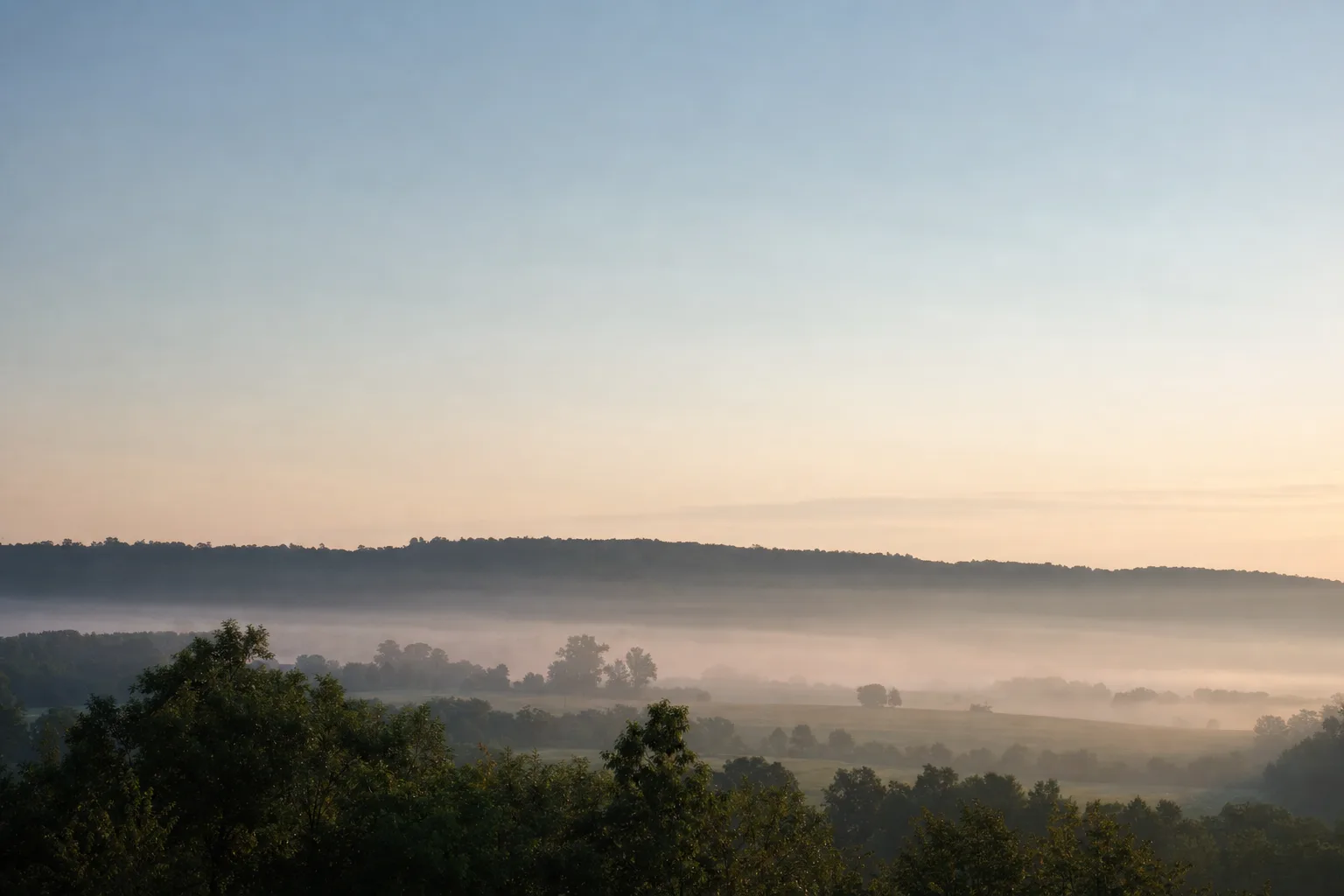 Céu claro ao amanhecer sobre paisagem calma, evocando uma mente renovada