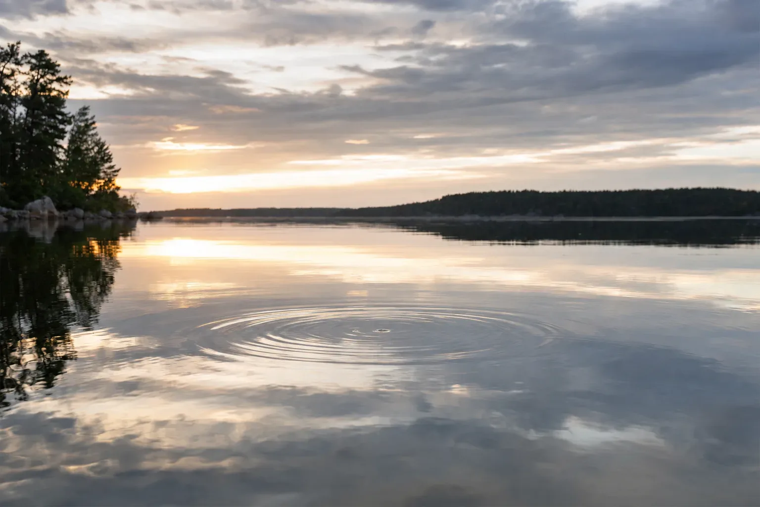 Superfície de água calma refletindo o céu, evocando domínio próprio