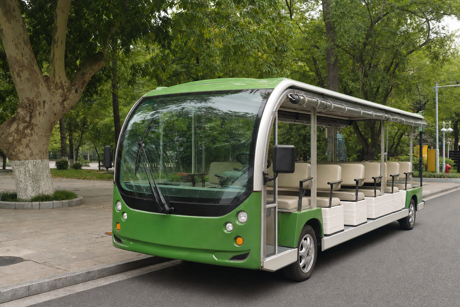 Ônibus turístico parado num ponto numa cidade verde, evocando a Linha Turismo de Curitiba