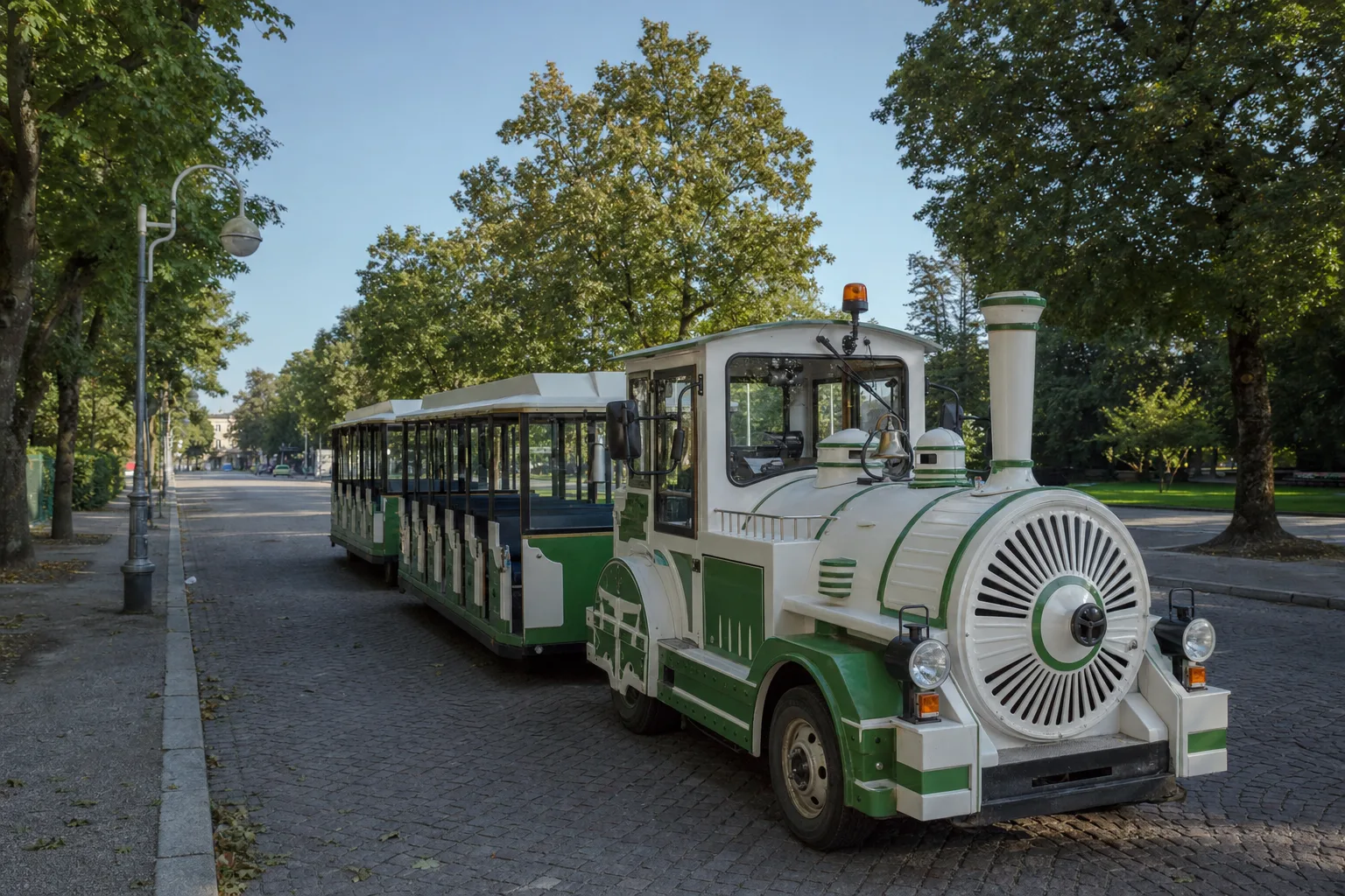 Ônibus turístico parado num ponto numa cidade verde, evocando a Linha Turismo de Curitiba
