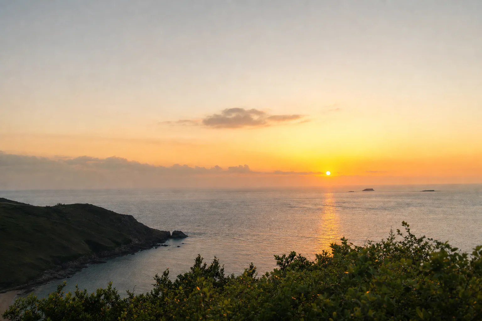 Nascer do sol suave num horizonte calmo, evocando recomeço e graça nova